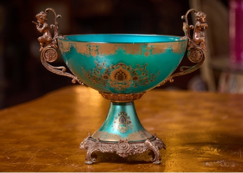 כלי נוי עשוי זכוכית מעוטר בזהב, התקני מתכת בדמויות מלאכים