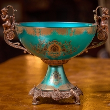 כלי נוי עשוי זכוכית מעוטר בזהב, התקני מתכת בדמויות מלאכים