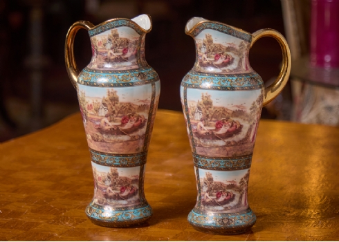 זוג קנקנים עשוים חרס מעוטרים הדפסים וזהב, חתומים