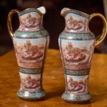 זוג קנקנים עשוים חרס מעוטרים הדפסים וזהב, חתומים