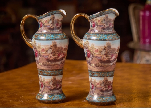 זוג קנקנים עשוים חרס מעוטרים הדפסים וזהב, חתומים