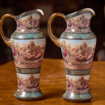 זוג קנקנים עשוים חרס מעוטרים הדפסים וזהב, חתומים