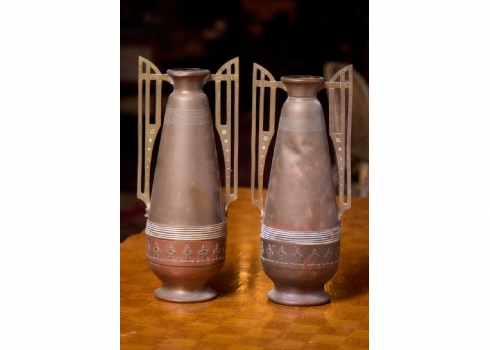 זוג אגרטלים בסגנון אר נובו גיאומטרי 1910 בקירוב