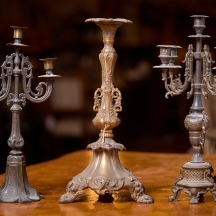 3 פמוטים וקנדלברות עשוים מתכת