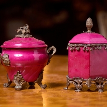 זוג כלי נוי עשויים חרסינה מעוטרים באמייל בגוון סגול והתקני מתכת, חתום