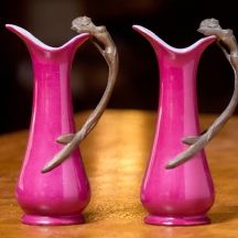 זוג כלי נוי עשויים חרסינה מעוטרים באמייל בגוון סגול והתקני מתכת, חתום