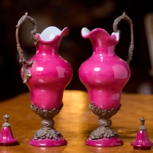 זוג כלי נוי עשויים חרסינה מעוטרים באמייל בגוון סגול והתקני מתכת, חתום