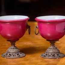 זוג כלי נוי עשויים חרסינה מעוטרים באמייל בגוון סגול והתקני מתכת, חתום