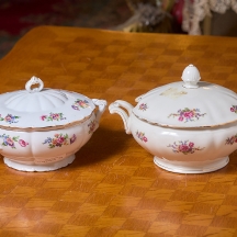 זוג מרקיות צ'כית וגרמנית, עשויות פורצלן מעוטרות בהדפס פרחוני ובזהב, חתום