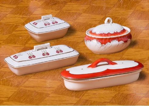 ארבעה כלי חרס עתיקים מסט רחצה לטואלט