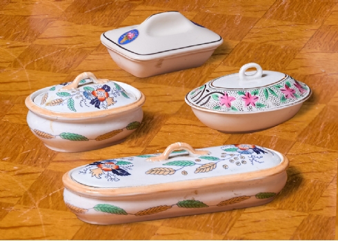 ארבעה כלי חרס עתיקים מסט רחצה לטואלט