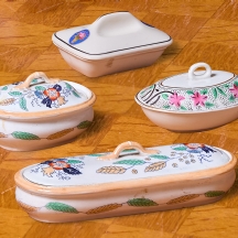 ארבעה כלי חרס עתיקים מסט רחצה לטואלט