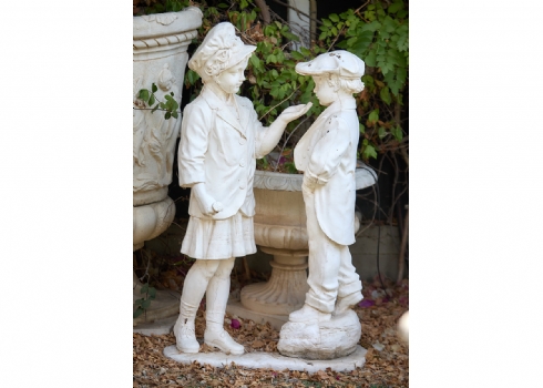 פסל גינה בדמות זוג ילדים חבושי מגבעות