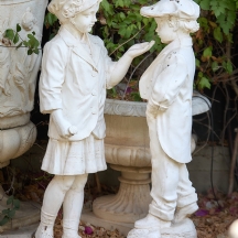 פסל גינה בדמות זוג ילדים חבושי מגבעות