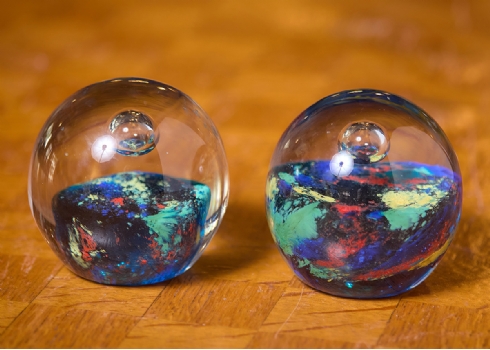 זוג משקולות נייר עשויות זכוכית בעבודת ניפוח ידנית, לא חתומות