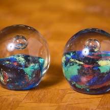 זוג משקולות נייר עשויות זכוכית בעבודת ניפוח ידנית, לא חתומות