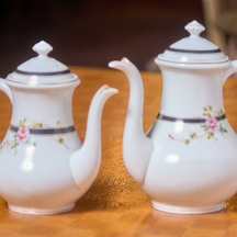 זוג קומקומי פורצלן צרפתים עתיקים מעוטרים ציורי יד באמייל ובזהב, לא חתומים