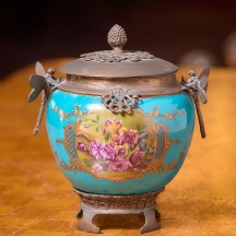 כד חרס מעוטר בהדפס של שושנים על רקע בגוון טורקיז