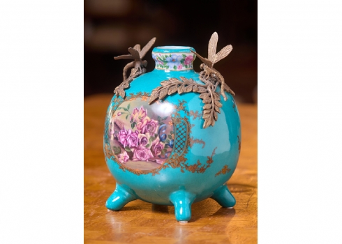 כד חרס מעוטר בהדפס של שושנים על רקע בגוון טורקיז