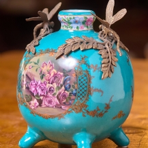 כד חרס מעוטר בהדפס של שושנים על רקע בגוון טורקיז