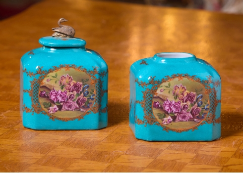 שני כלי נוי עשויים חרס מעוטרים בהדפס של שושני פורחות וזהב