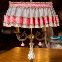 מנורה שולחנית עשויה פליז פורצלן ואהיל בד