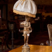 מנורה שולחנית הרגל עשויה יציקת פליז מפוסלת בדמות נער חמודות אוחז ענף