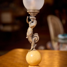 מנורה שולחנית עשויה מתכת ואהיל זכוכית