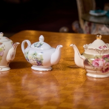 3 קומקומי תה עשויים פורצלן מעוטרים בהדפסים פרחוניים