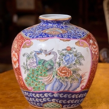 כד פורצלן יפני גדול ובולבוסי מעוטר באמייל ובזהב