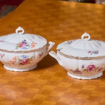 זוג מרקיות פורצלן עם מכסים תואמים מעוטרים פסים פרחוניים ובזהב