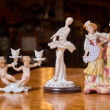 שלשה פסלי פורצלן שולחניים, אחד מהם פמוט תלת קני