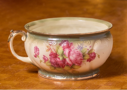 סיר לילה בסגנון עתיק עשוי חרס מעוטר בהדפס שושנים פורחות