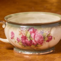 סיר לילה בסגנון עתיק עשוי חרס מעוטר בהדפס שושנים פורחות