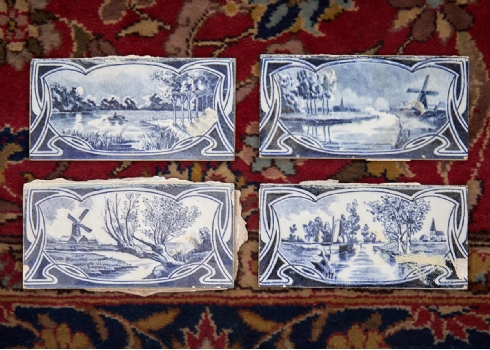 ארבעה אריחי חרסינת דפט מלבניים עתיקים מתקופת סגנון אר נובו