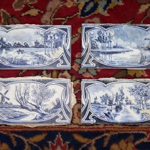 ארבעה אריחי חרסינת דפט מלבניים עתיקים מתקופת סגנון אר נובו