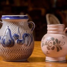 שני כלי קרמיקה למטבח מעוטרים בצביעת יד וחתומים