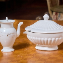 שני כלי פורצלן קומקום ומרקיה, לא חתומים