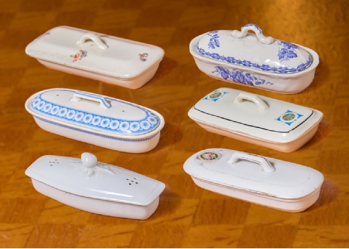 שישה כלי חרסינה עתיקים ולמברשות שיניים, פגמים ויצרנים שונים