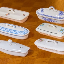 שישה כלי חרסינה עתיקים ולמברשות שיניים, פגמים ויצרנים שונים