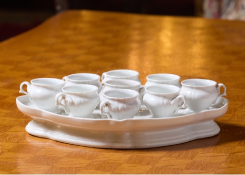 מעמד צרפתי להגשת משקה חם או מרק בצל