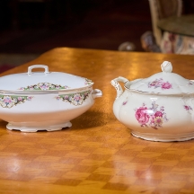 2 מרקיות פורצלן מעוטרות וחתומות, דגמים ויצרנים שונים