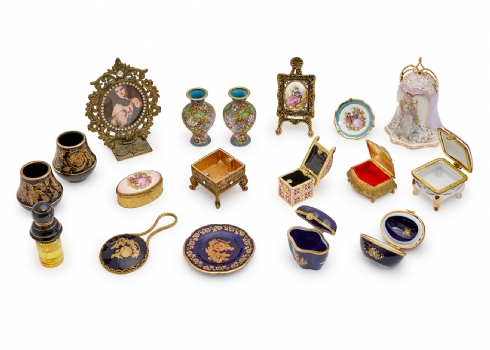 16 חפצי נוי קטנים מיניאטורים עשויים חומרים שונים, מתכת אמייל פורצלן ועוד