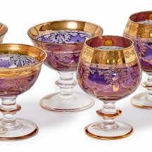 8 גביעי זכוכית בדגמים שונים מעוטרים בזהב חלקם על רקע סגול