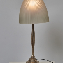 מנורה שולחנית אר דקו עשויה זכוכית ורגל מפליז ואהיל זכוכית מחורץ