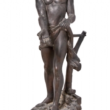 פסל מתכת צרפתי בדמות גברית עם מחרשה וחרב מונחת על הקרקע