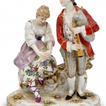 פסל פורצלן גרמני מסוף מהמאה ה-19, בדמות גבר עם חמד חלילים ונערה על סלע