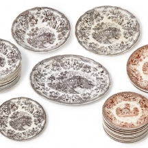 חלקי סט אוכל עשוי חרס מעוטר בהדפס, חתום