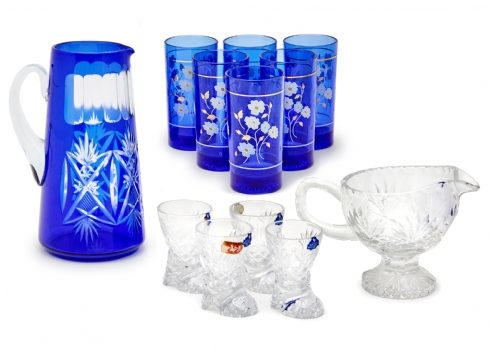 שני כלי קריסטל וכוסות שתיה