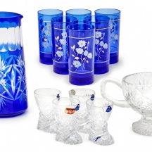 שני כלי קריסטל וכוסות שתיה